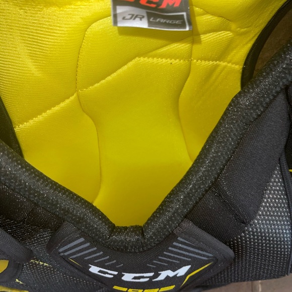 CCM Shoulder Pads - Picture 4 of 4